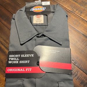 Dickies Men’s short sleeve twill work shirt.